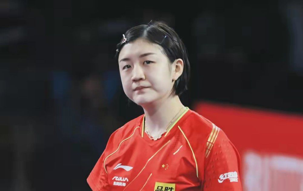 女警杨羚（梁峥 饰）决定信念爆棚，惟无奈被迫投间置散，年夜才小用。直至一次捉捕爆炸狂徒任东（严广明 饰）的步履，杨被派假扮妓女，与扯皮条陈康（陈小春 饰）协力擒凶。杨本可一证实力，但岂料给任发现她乃卧底，欲把她与陈置诸死地。犹幸飞虎队实时赶至弹压排场，但任为求出险，遂胁持二报酬人质，惟最后给狙击手开枪礼服。不意，任趁警察忽视之际，越押逃走，更向杨寻仇将她污辱。杨不甘受辱，得知任潜返内地，便要挟陈带她往内地追捕任，因而一场惊险的追凶年夜步履亦随之而睁开。